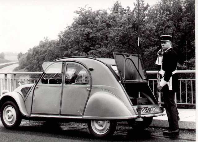 citroen 2cv gendarmerie